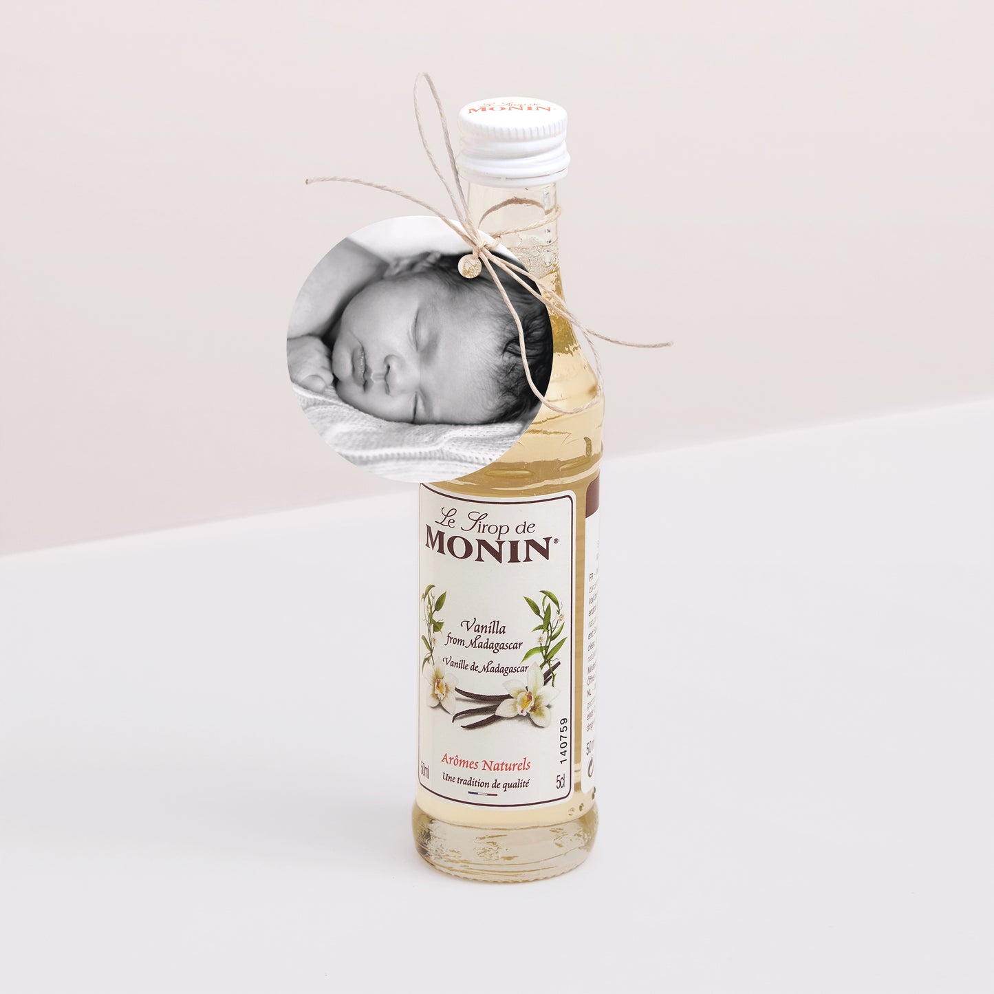 Vorgelochtes Etikett Geburt Runde Initiale foto N° 3