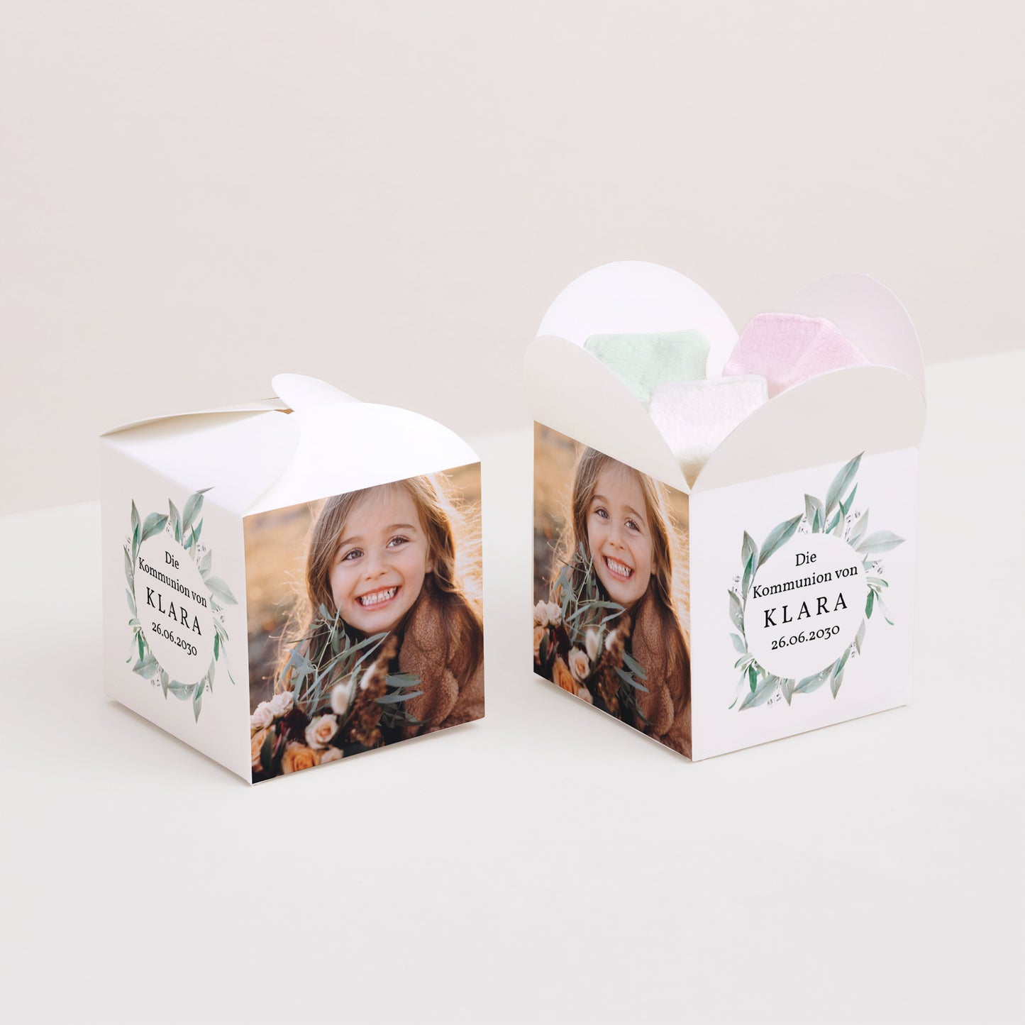 Geschenkbox Kommunion Schmetterlingsöffnung Blumenkranz, Medaillon und Goldkreuz foto N° 2