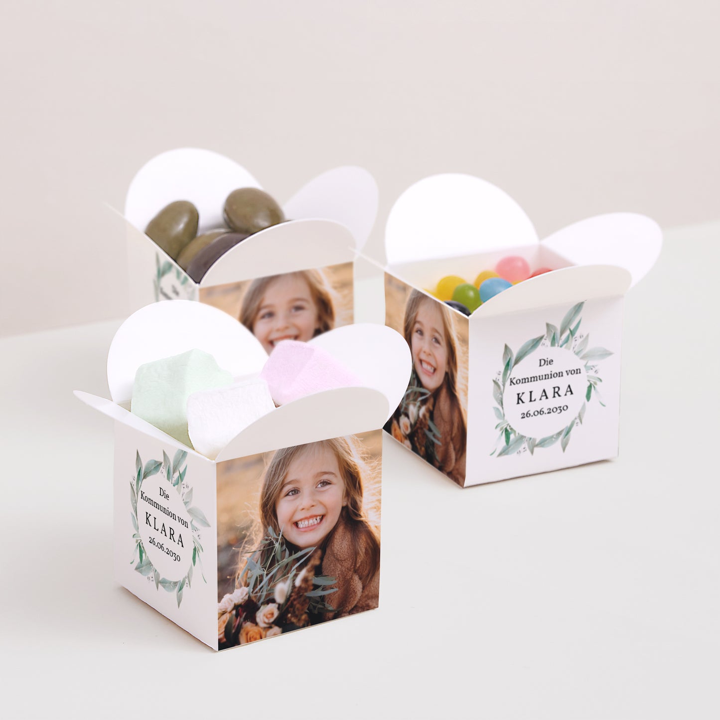 Geschenkbox Kommunion Schmetterlingsöffnung Blumenkranz, Medaillon und Goldkreuz foto N° 3