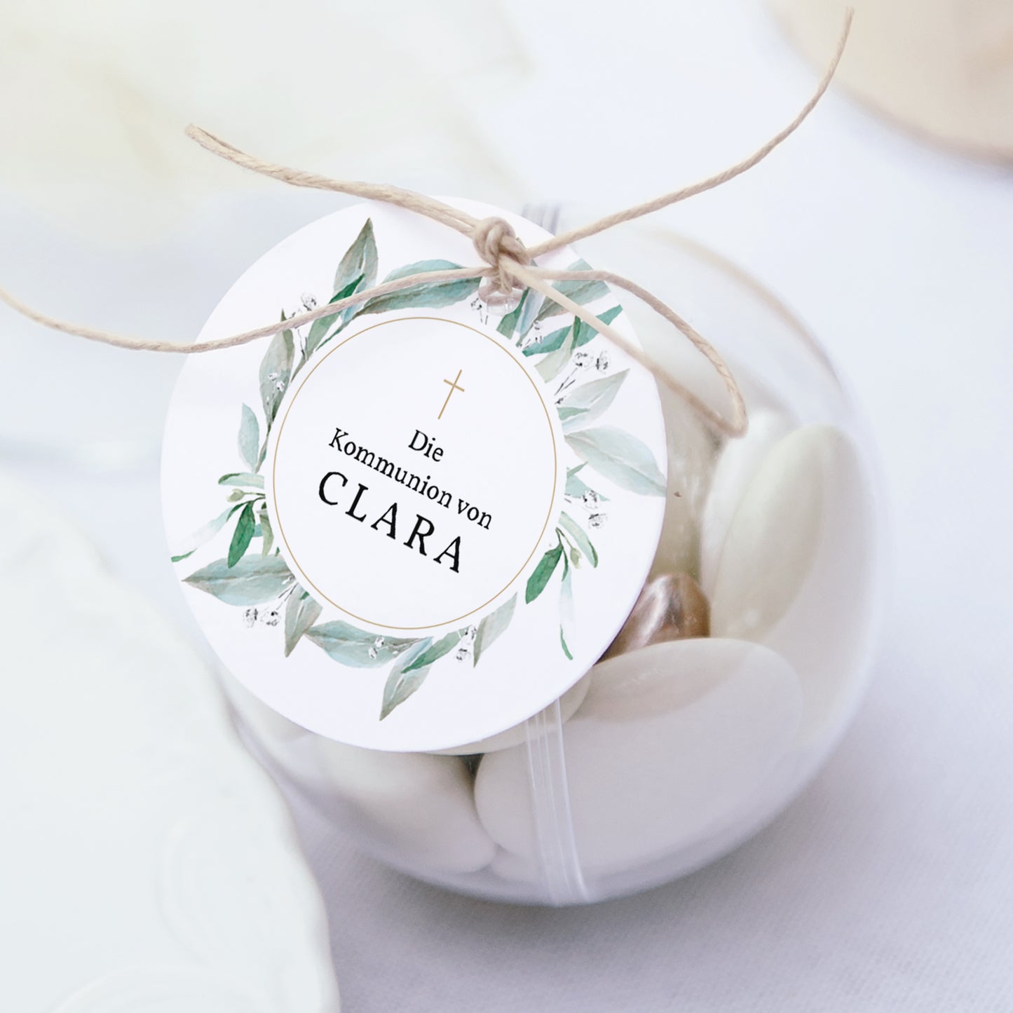 Geschenkbox Kommunion Kugel mit runder Etikette Blumenkranz, Medaillon und Goldkreuz foto N° 1