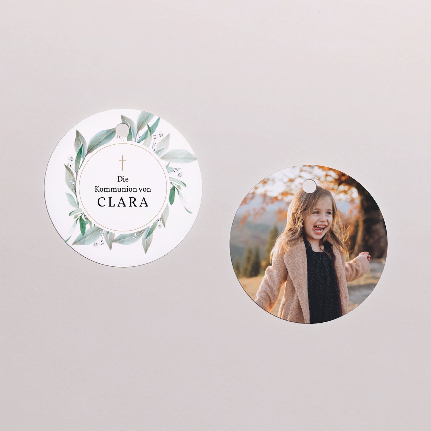 Geschenkbox Kommunion Kugel mit runder Etikette Blumenkranz, Medaillon und Goldkreuz foto N° 3