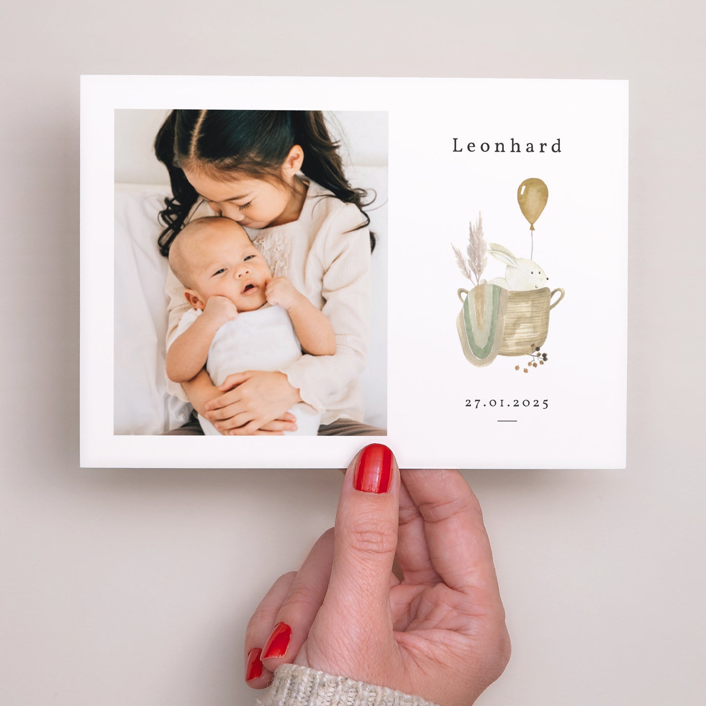 Geburtskarte Landschaft Kuschelhase, Weidenkorb und Ball foto N° 3