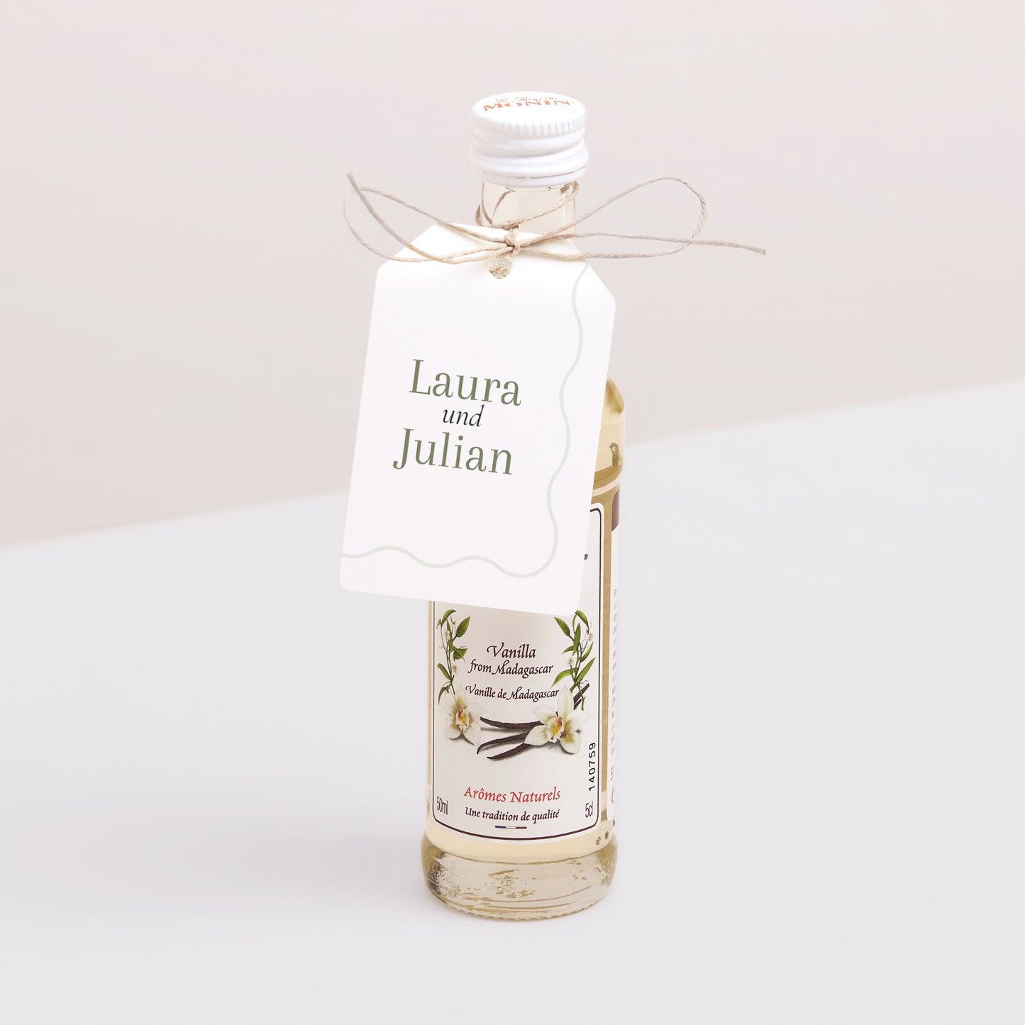 Vorgelochtes Etikett Hochzeit Fähnchen Pflanzliche Wellenbewegung foto N° 3