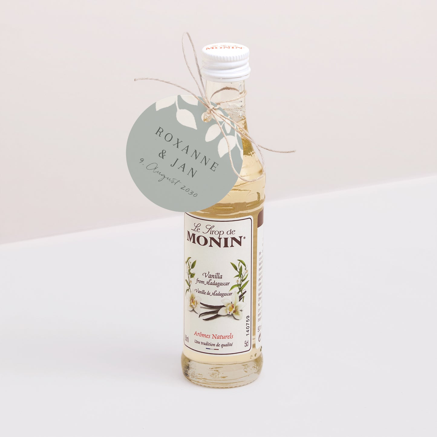 Vorgelochtes Etikett Hochzeit Runde Romantische Zärtlichkeit. foto N° 3