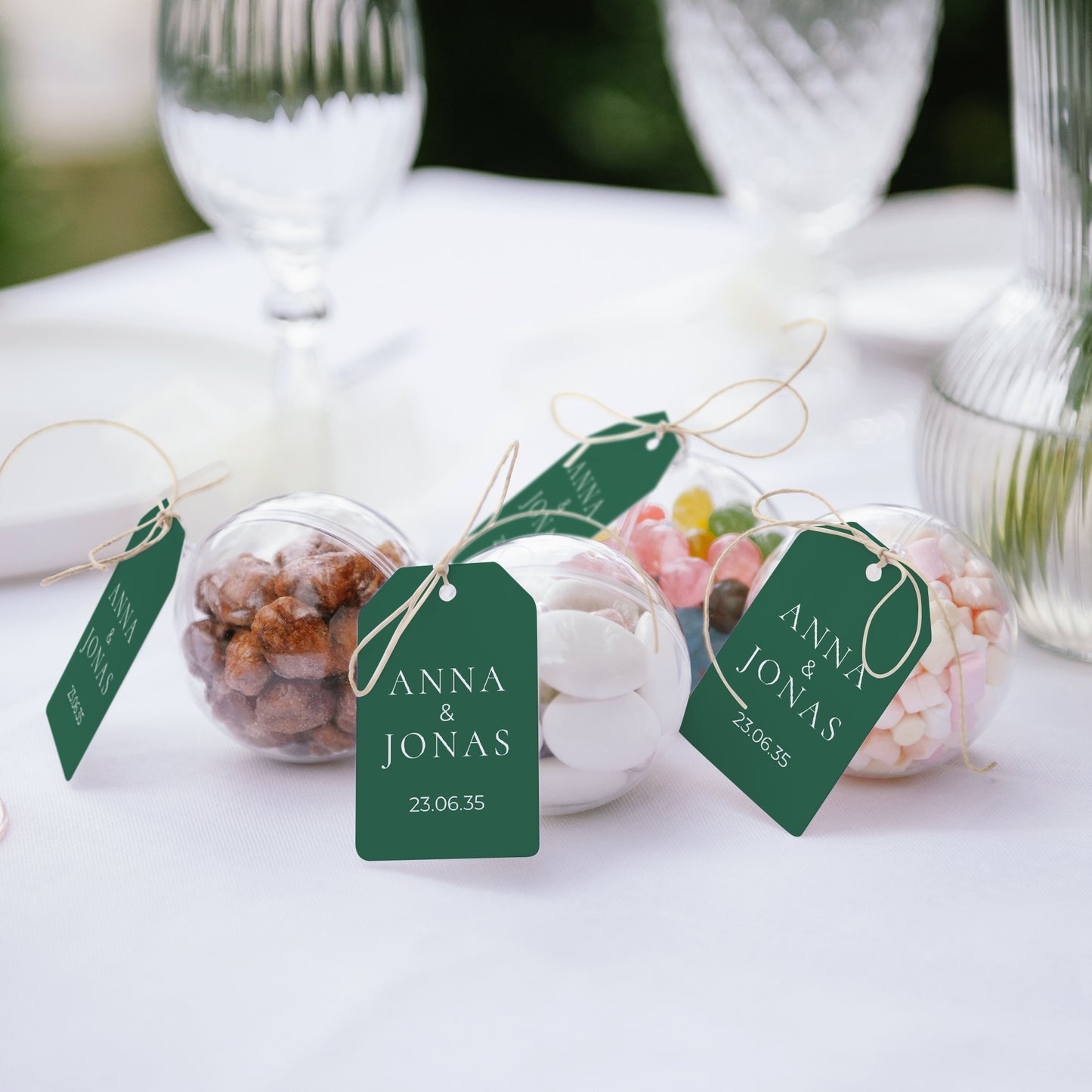 Geschenkbox Hochzeit Ball mit Wimpel-Etikett Willkommen an unserem Tisch. foto N° 2
