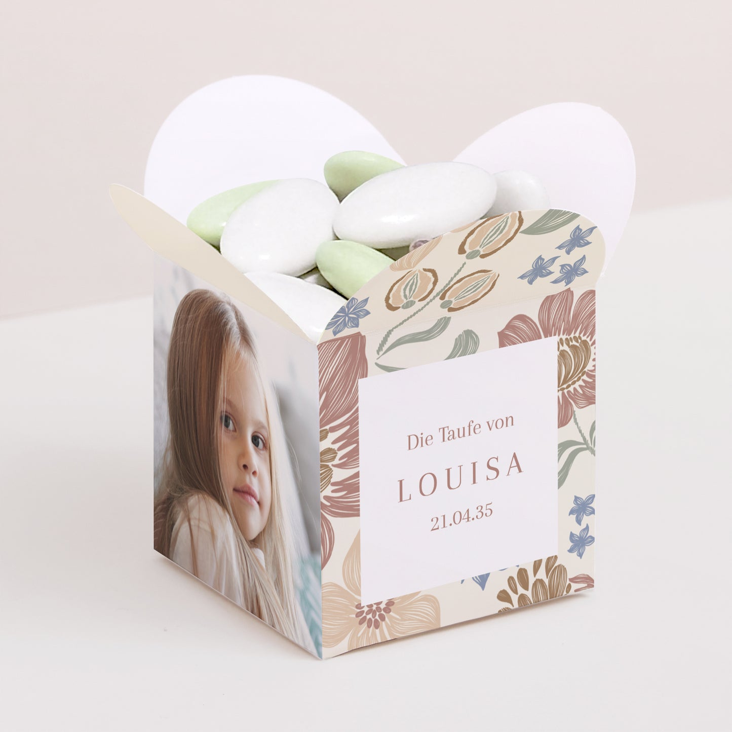 Geschenkbox Taufe Schmetterlingsöffnung Gekritzelte Blumen foto N° 1