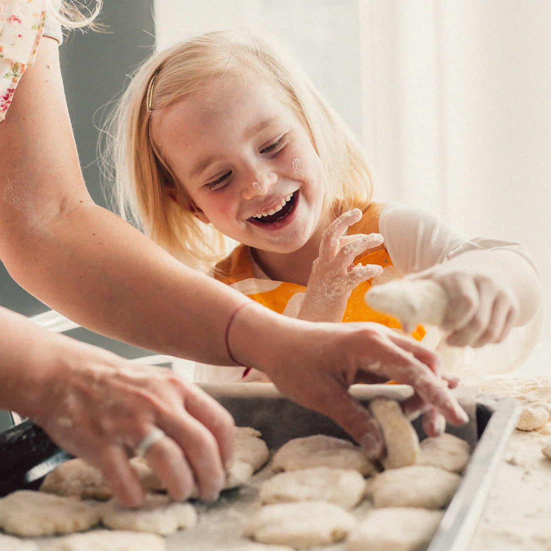 Petite fille souriante cuisine avec maman