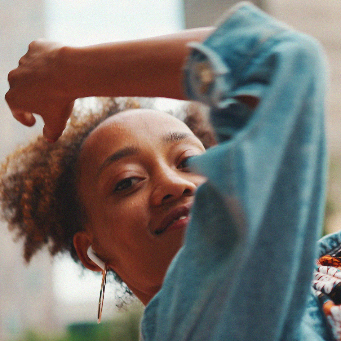 Jeune femme qui danse