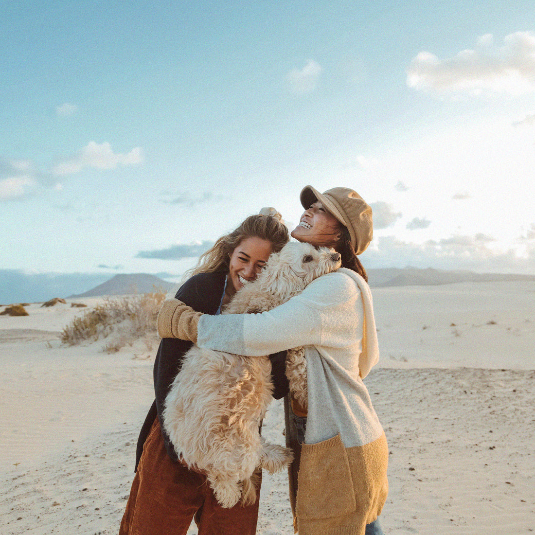 Jeunes filles et leur chien sur la plage