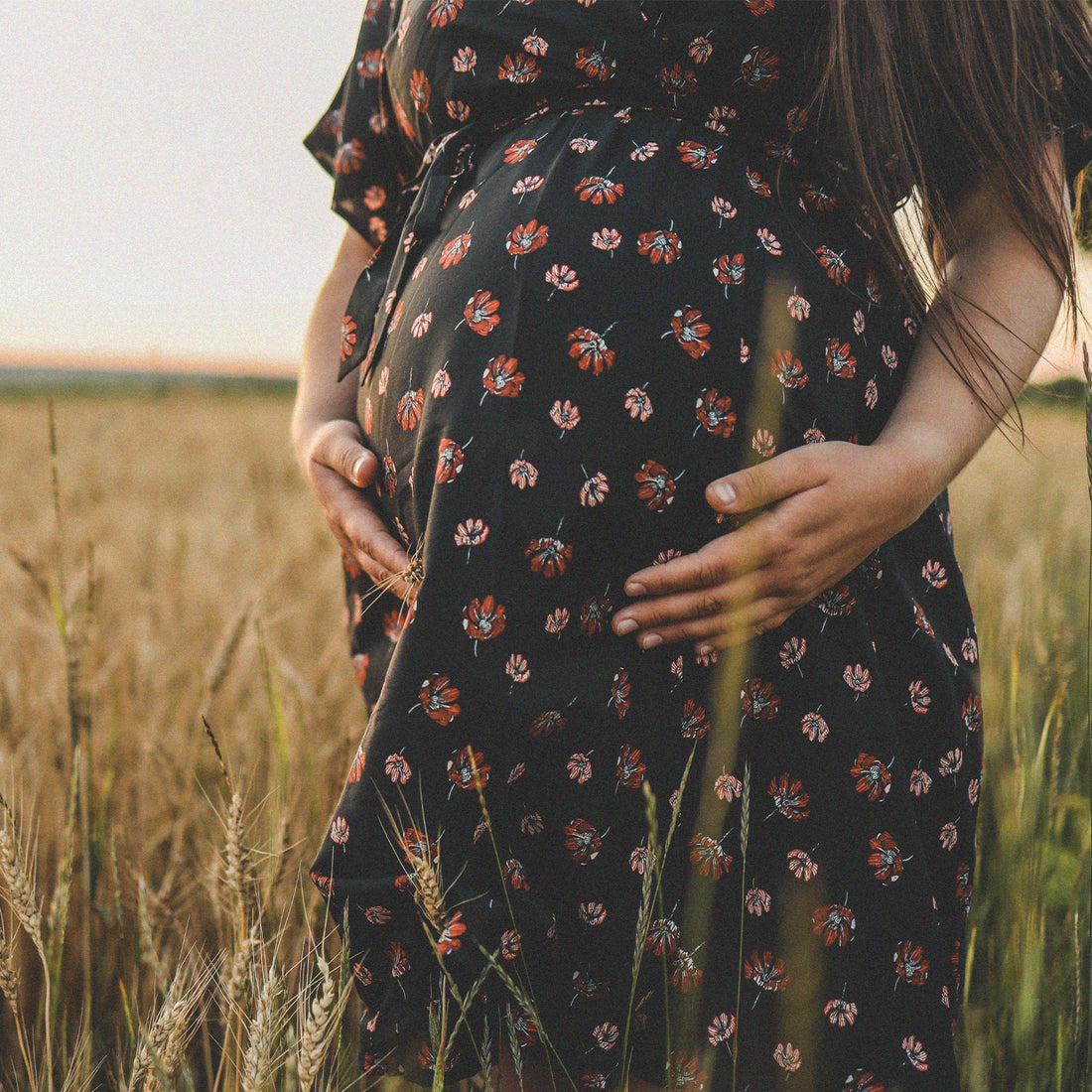 Femme enceinte dans un champ de blé