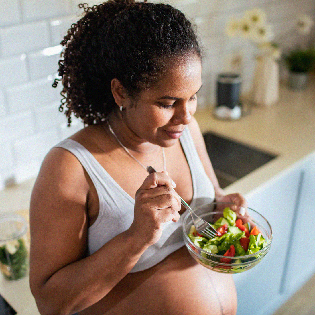 Femme enceinte mange une salade