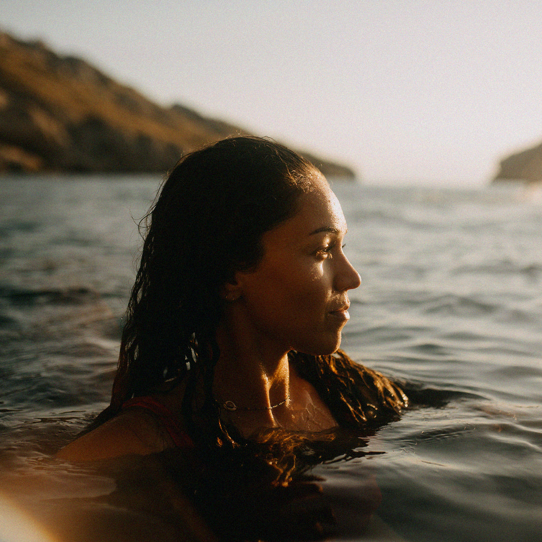 Jeune femme se baigne en mer