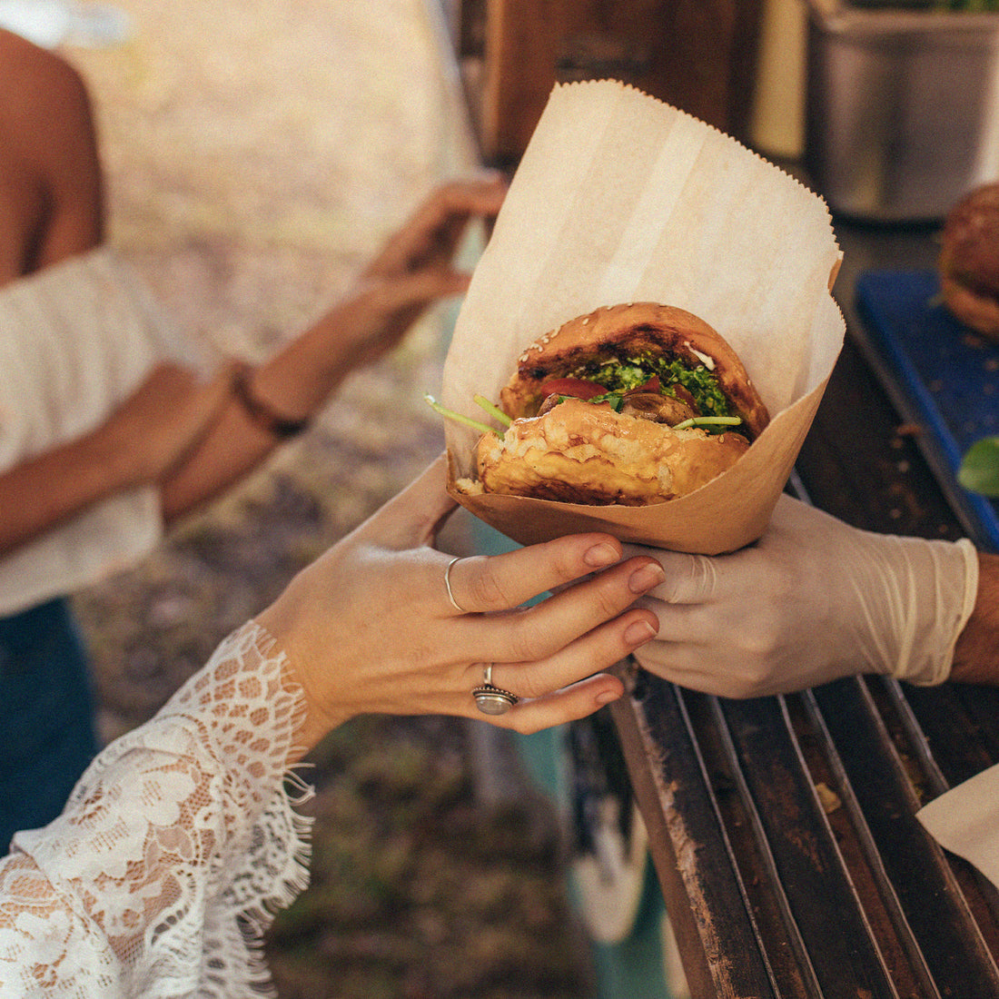 Mariée prend un burger à un food-truck