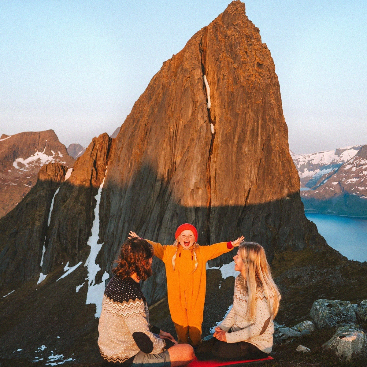 Famille en bivouac au sommet d'une montagne