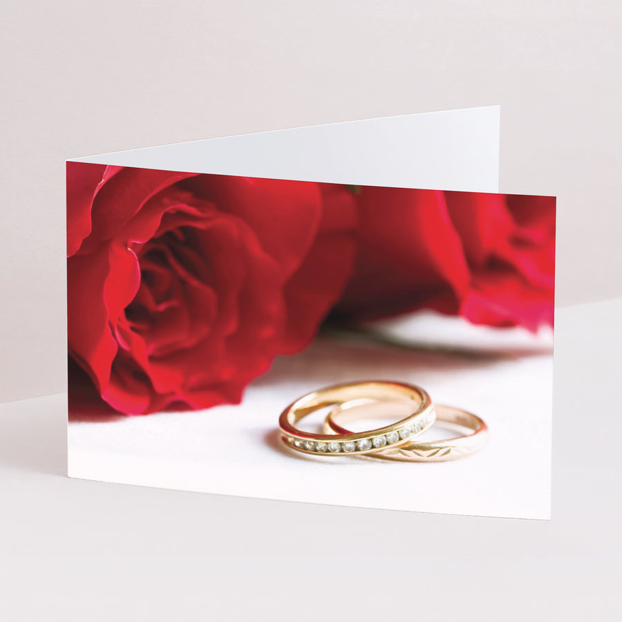 Hochzeitseinladung Doppelflügel-Landschaft Rote Rosen und Eheringe foto
