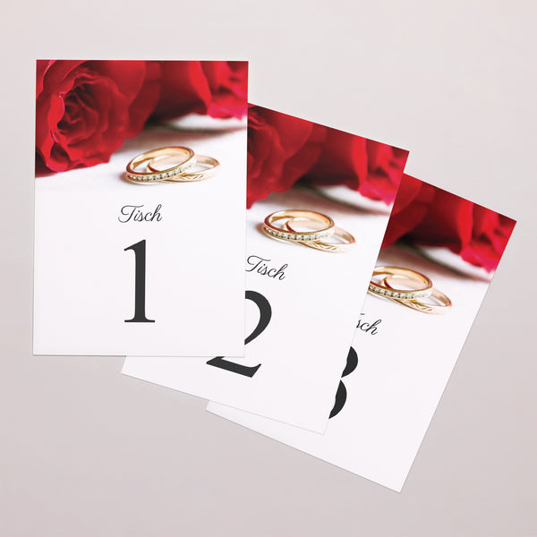 Tischnummern Hochzeit Rechteck Rote Rosen und Eheringe foto