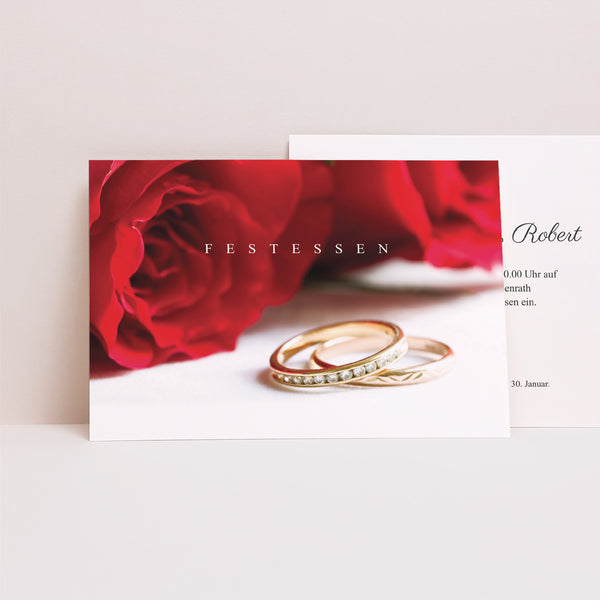 Einladungskarte Hochzeit Landschaft Rote Rosen und Eheringe foto