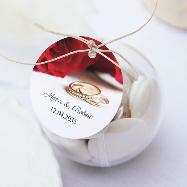 Geschenkbox Hochzeit Kugel mit runder Etikette Rote Rosen und Eheringe foto