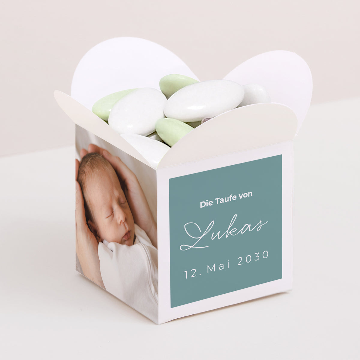 Geschenkbox Taufe Schmetterlingsöffnung Weiches Pastell foto