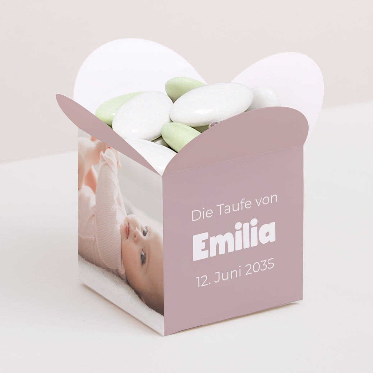 Geschenkbox Taufe Schmetterlingsöffnung Puderzuckerherz foto
