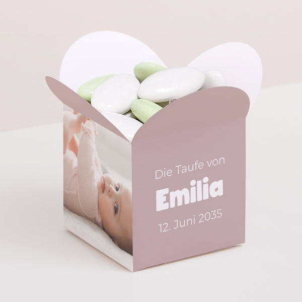 Geschenkbox Taufe Schmetterlingsöffnung Puderzuckerherz foto