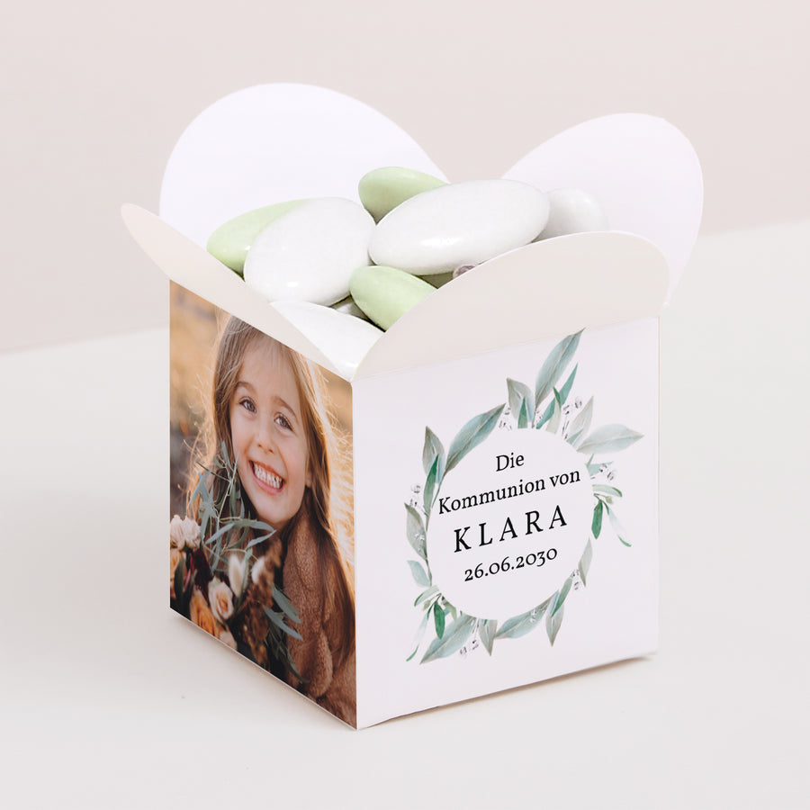 Geschenkbox Kommunion Schmetterlingsöffnung Blumenkranz, Medaillon und Goldkreuz foto