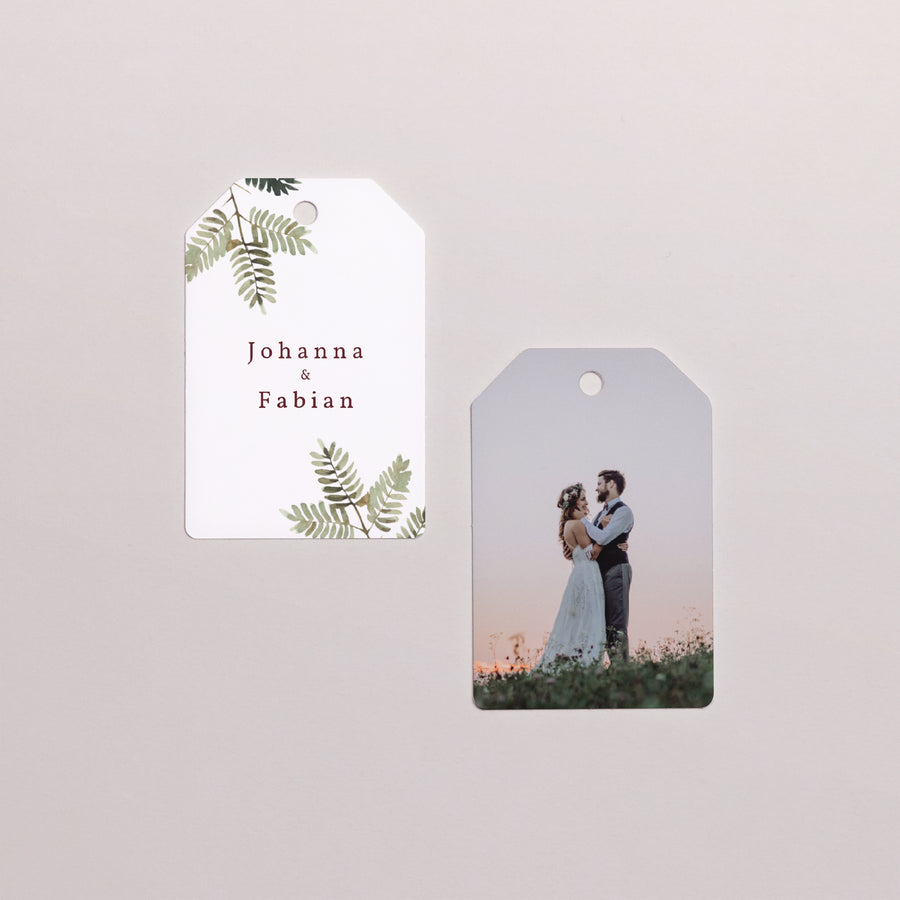 Vorgelochtes Etikett Hochzeit Fähnchen Blumiger Akkord, Dahlie & Farnkraut foto
