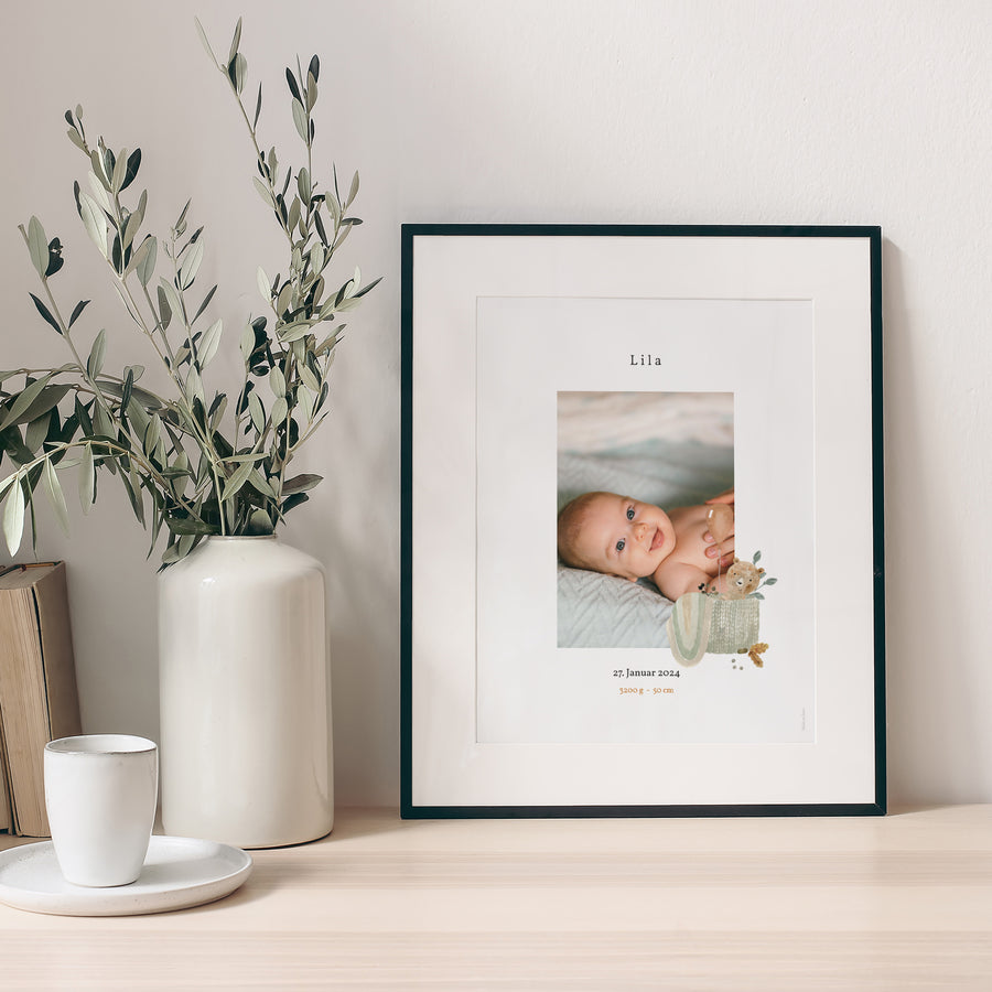 Poster Geburt Porträt Niedlicher Teddybär, Weidenkorb & Ballon foto
