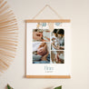 Poster Geburt Porträt Kleine Jungenkleidung auf der Wäscheleine foto N° 1