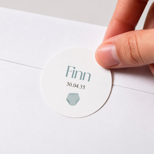 Sticker Geburt Rund Kleine Jungenkleidung auf der Wäscheleine foto