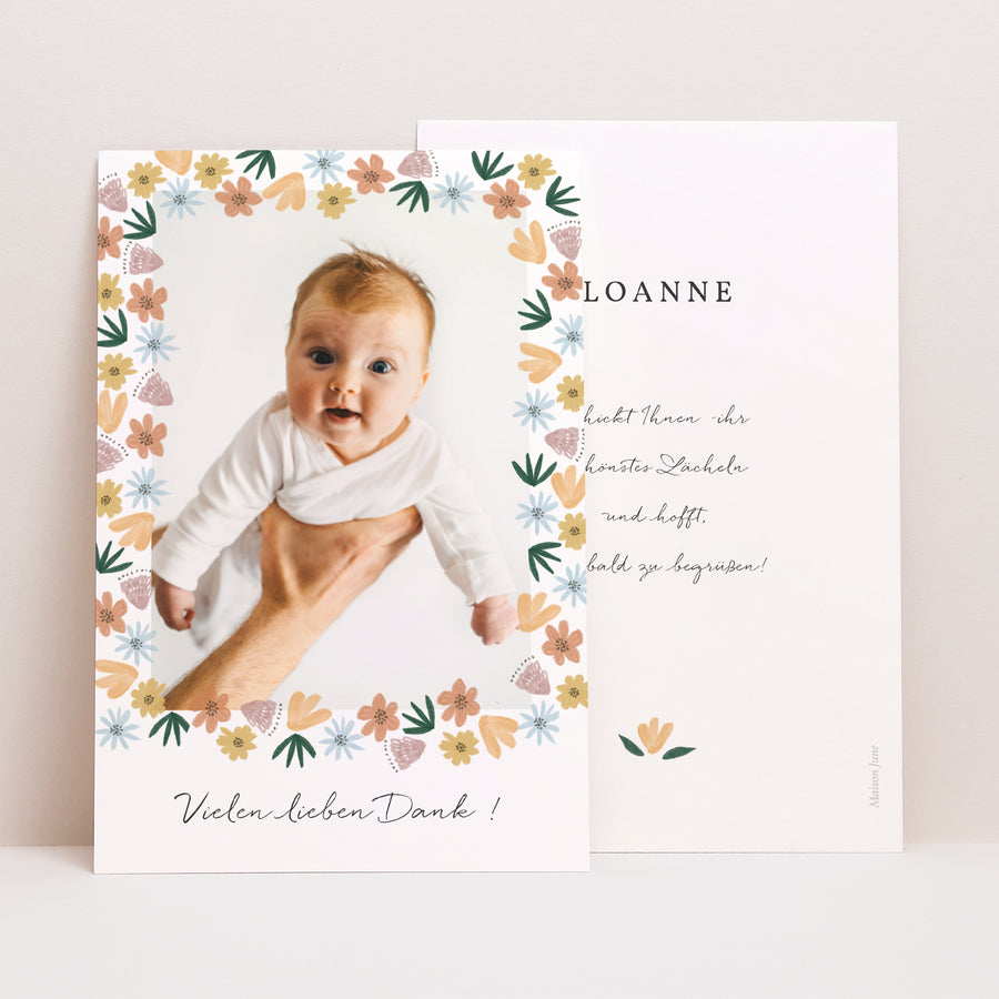 Dankeskarte Geburt PortraitPorträt Blumenbogen Frühling foto