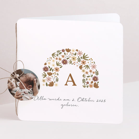 Geburtskarte Doppel-Quadrateinschlag, abgerundete Ecken, runde Etikette Herbstlicher Blumenbogen foto