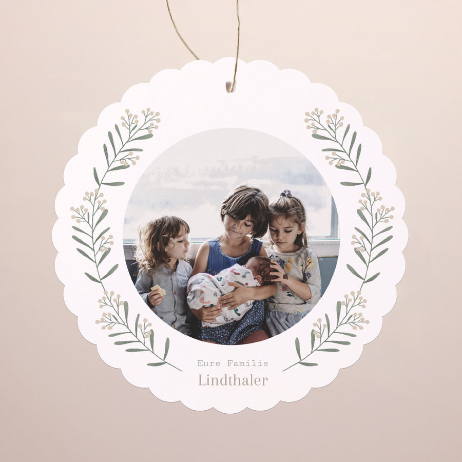 Weihnachtskarte Weihnachten Zum Aufhängen Flockenstrang und Kugel foto