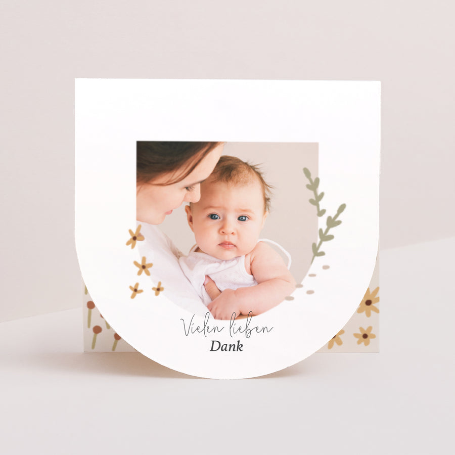 Dankeskarte Geburt Doppelflügelfensterhalbmond Kleine Blumen foto