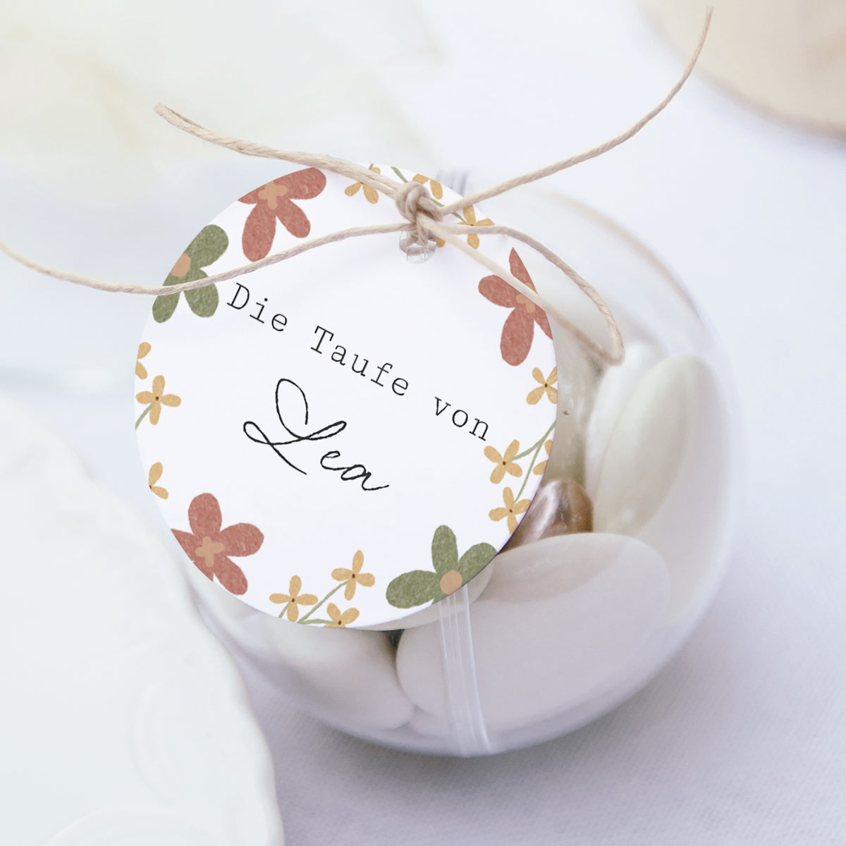 Geschenkbox Taufe Kugel mit runder Etikette Blumenkreuz foto