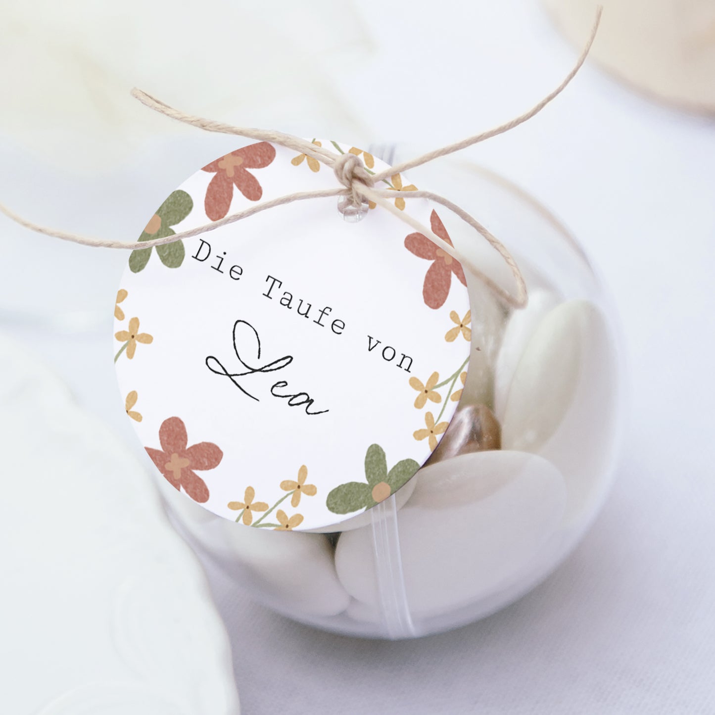 Geschenkbox Taufe Kugel mit runder Etikette Blumenkreuz foto N° 1