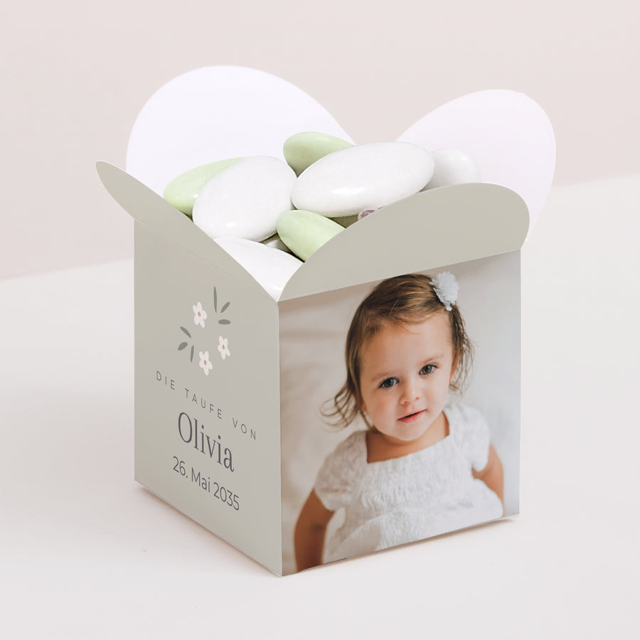 Geschenkbox Taufe Schmetterlingsöffnung Kleine Blumen grün foto