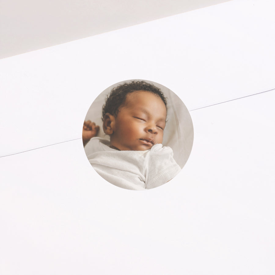 Sticker Geburt Rund Zeitloses Weiß foto