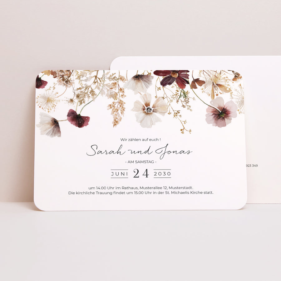 Hochzeitseinladung Landschaft, abgerundete Ränder getrocknete Wiesenblumen foto