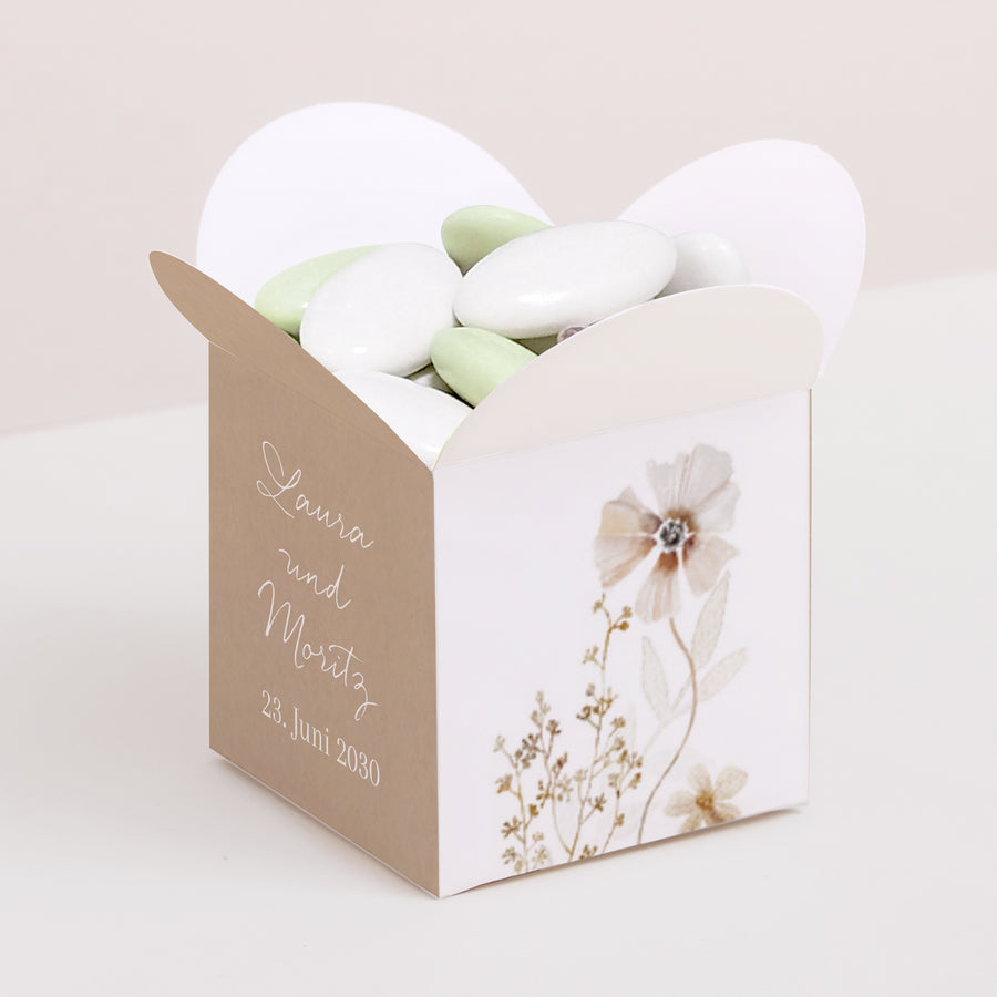 Geschenkbox Hochzeit Schmetterlingsöffnung Kamelie foto