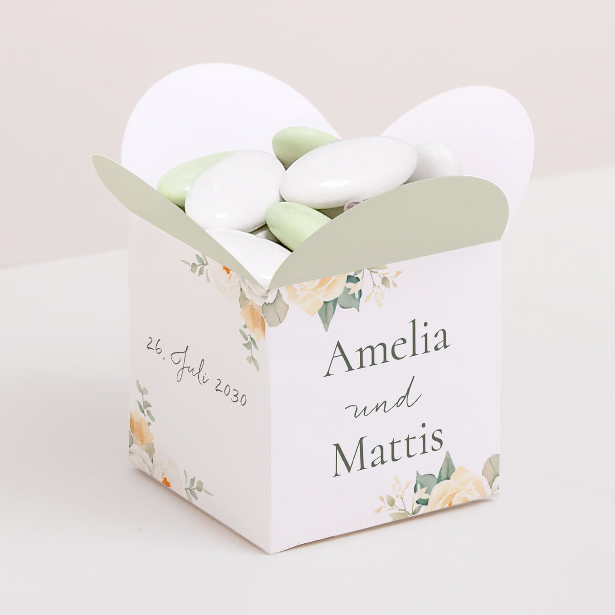 Geschenkbox Hochzeit Schmetterlingsöffnung Romantischer Blumenstrauß foto
