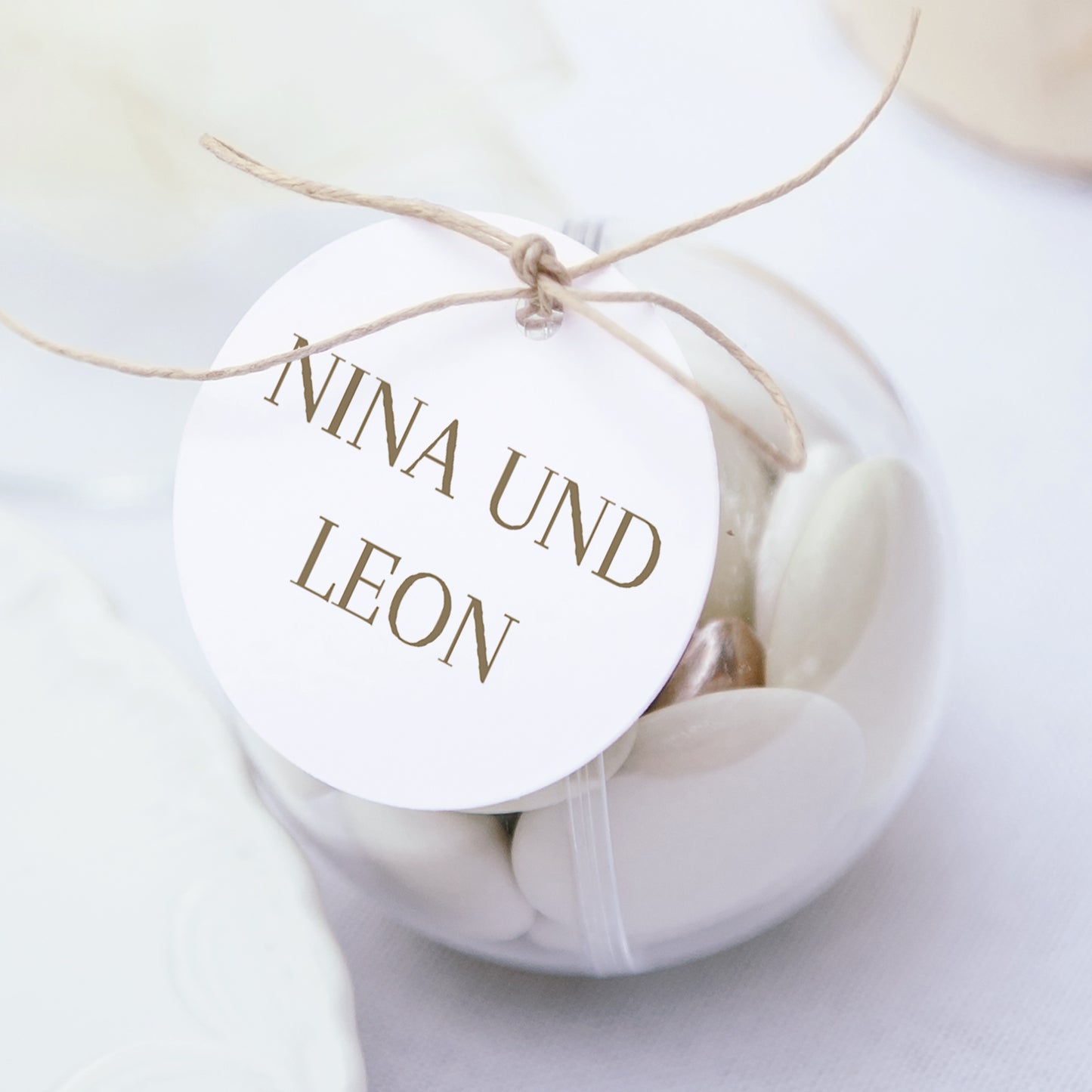 Geschenkbox Hochzeit Kugel mit runder Etikette Elegante Gipskraut foto N° 1