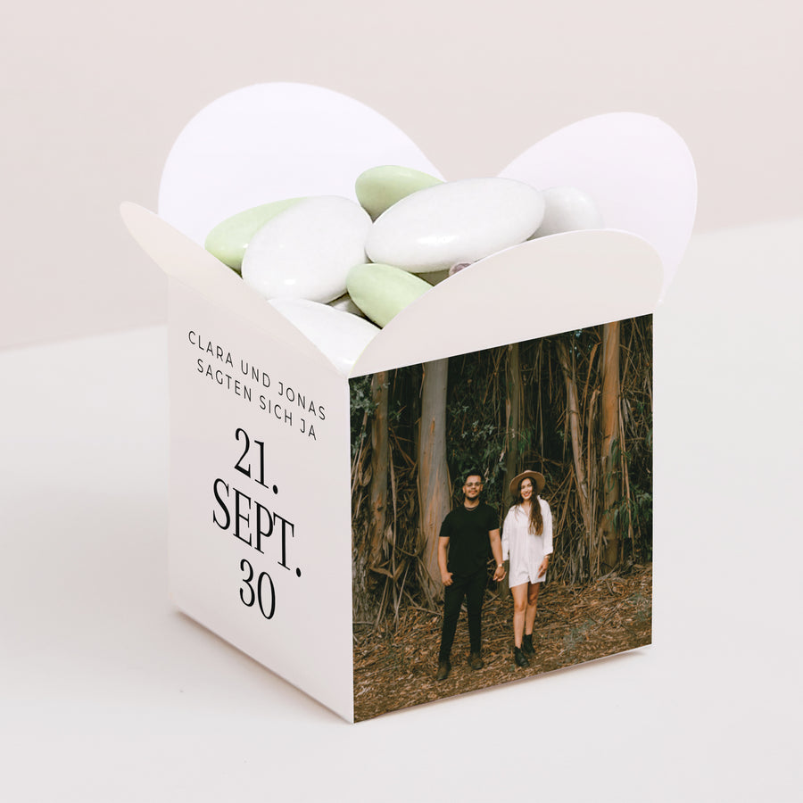 Geschenkbox Hochzeit Schmetterlingsöffnung Typo Datum foto