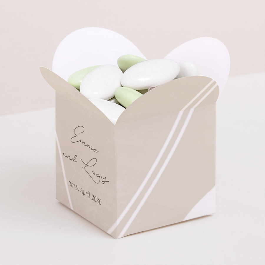 Geschenkbox Hochzeit Schmetterlingsöffnung Kurven auf beigem Grund foto