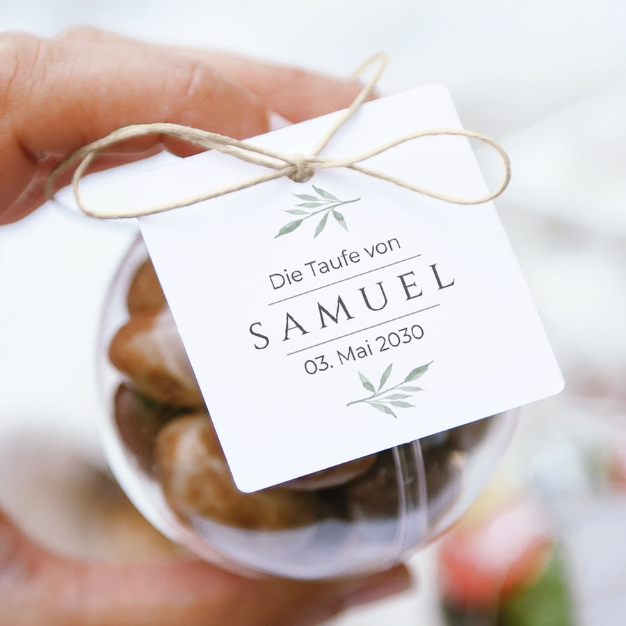 Geschenkbox Taufe Kugel mit quadratischem Etikett Kleine Pflanze foto