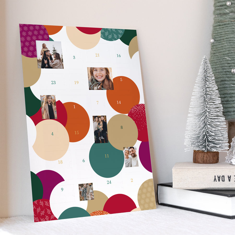 Adventskalender Weihnachten Porträt Bunte Weihnachtskugeln foto