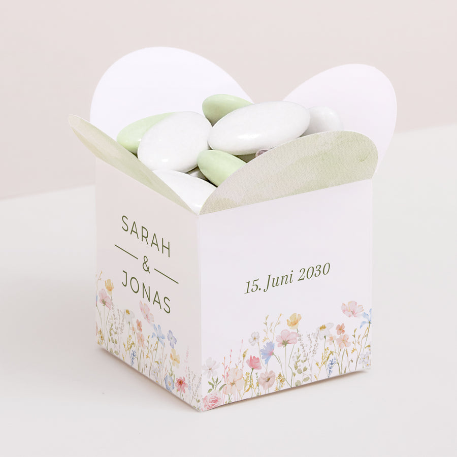 Geschenkbox Hochzeit Schmetterlingsöffnung Wildblumenkranz foto