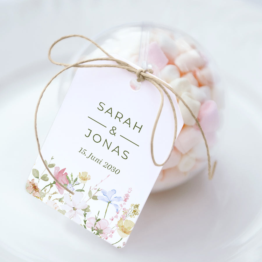 Geschenkbox Hochzeit Ball mit Wimpel-Etikett Wildblumenkranz foto