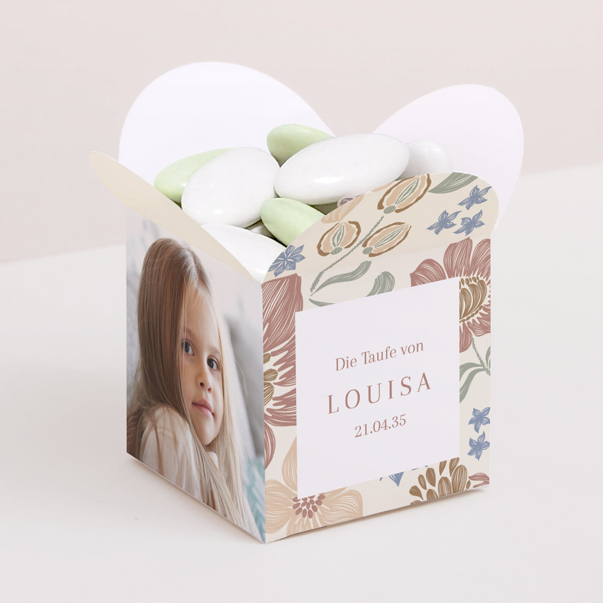 Geschenkbox Taufe Schmetterlingsöffnung Gekritzelte Blumen foto