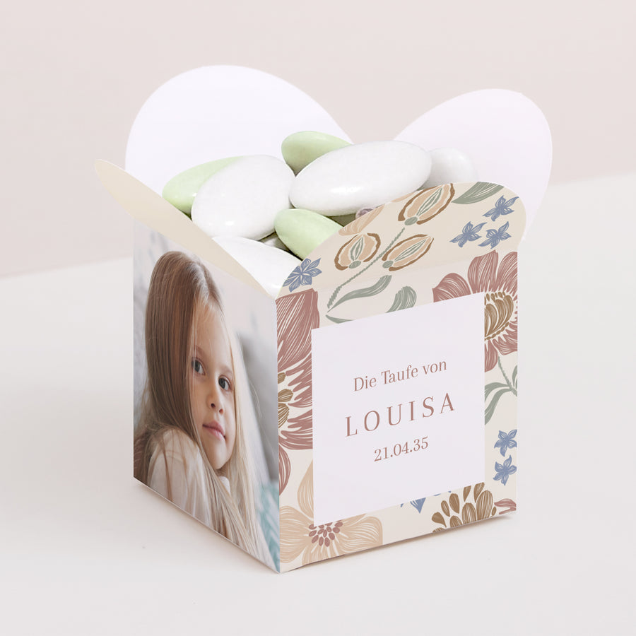 Geschenkbox Taufe Schmetterlingsöffnung Gekritzelte Blumen foto